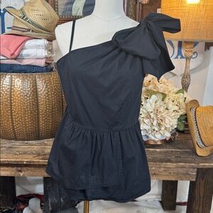 Who Wear Bow Shoulder?